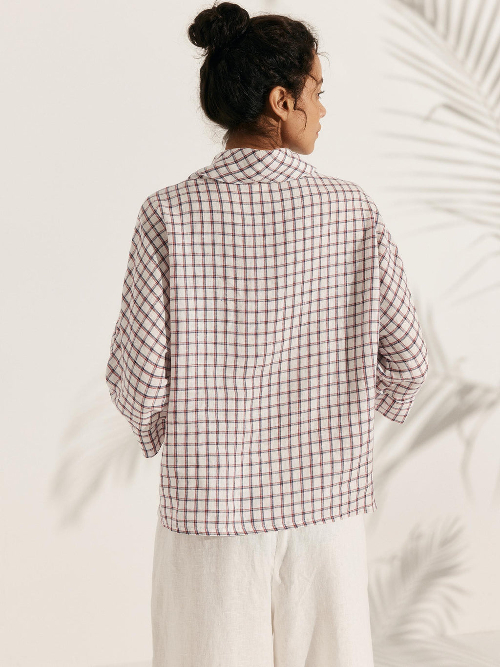 Top de lino con cuello doblado y mangas acampanadas