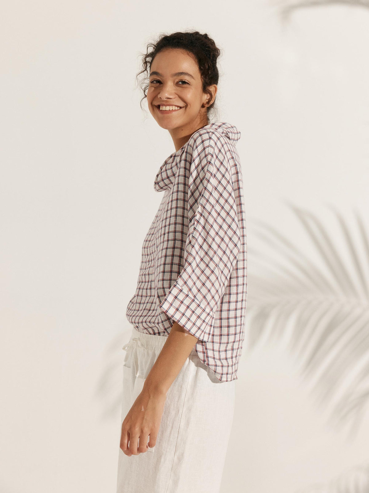 Top de lino con cuello doblado y mangas acampanadas