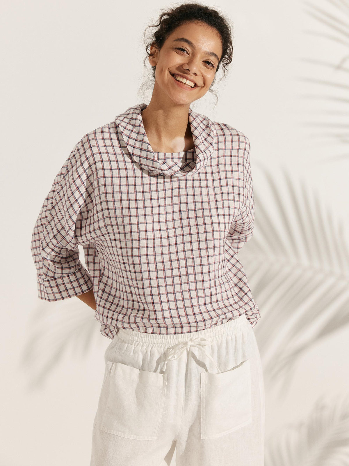 Top de lino con cuello doblado y mangas acampanadas