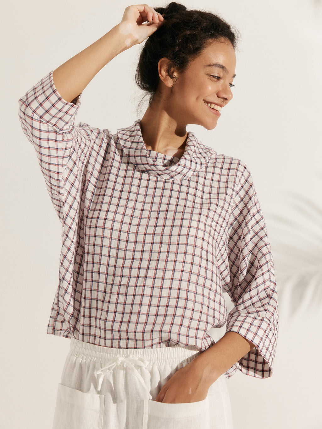 Top de lino con cuello doblado y mangas acampanadas