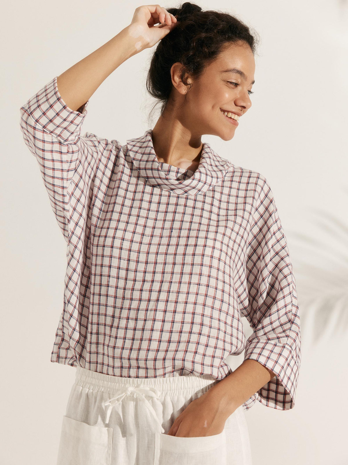 Top de lino con cuello doblado y mangas acampanadas