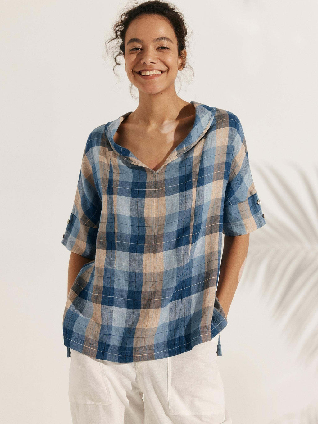 Camisa de lino con escote en V y manga corta