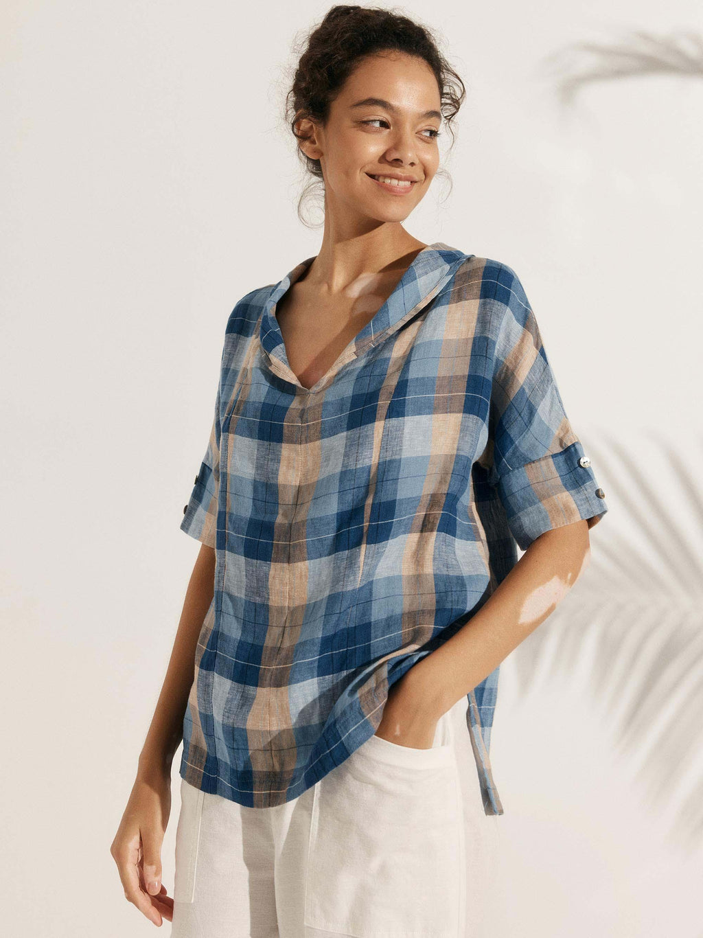 Camisa de lino con escote en V y manga corta