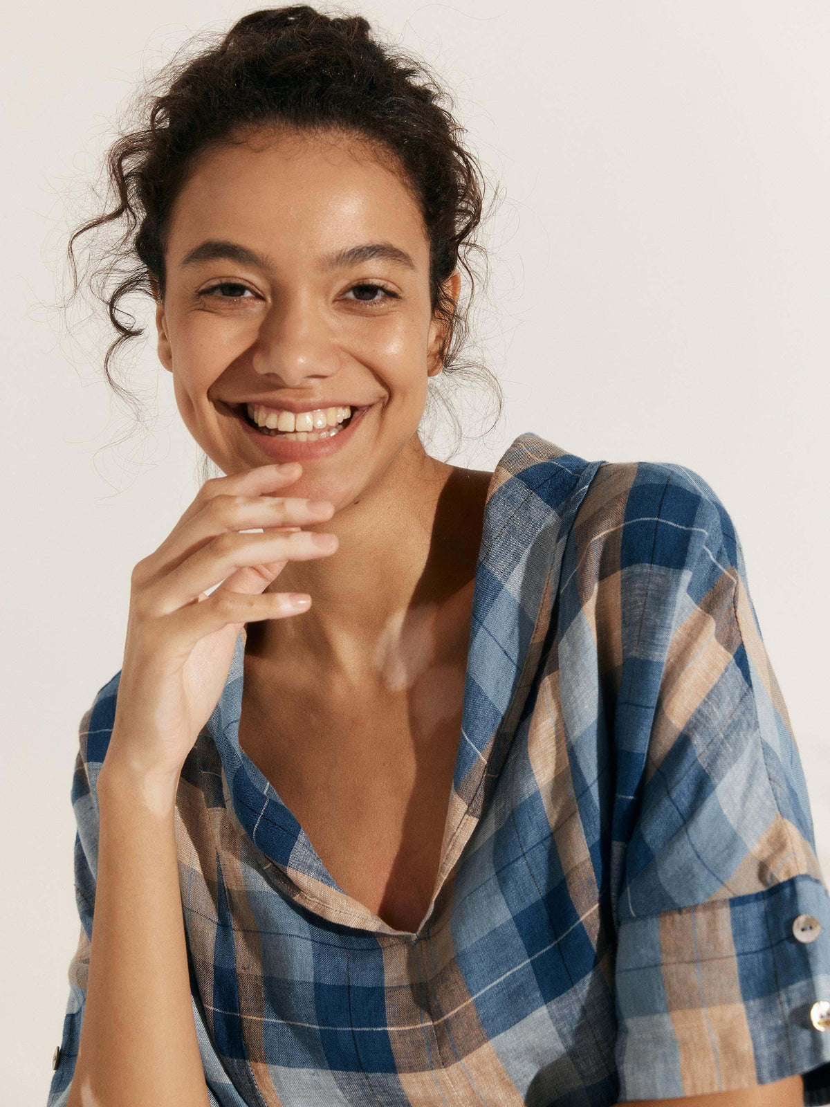 Camisa de lino con escote en V y manga corta