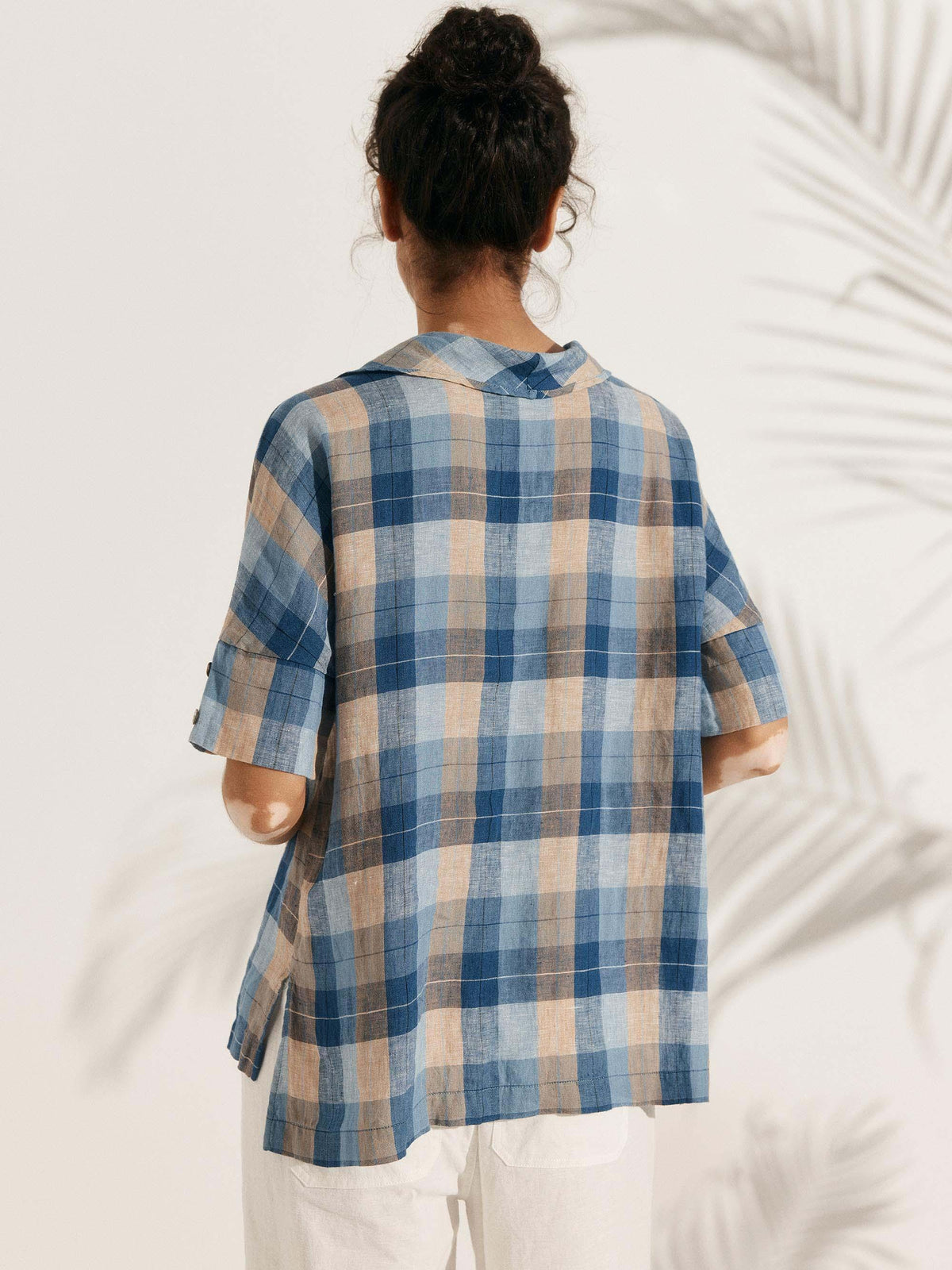 Camisa de lino con escote en V y manga corta