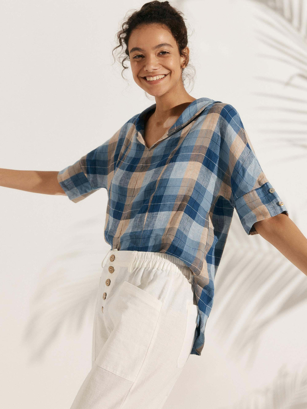 Camisa de lino con escote en V y manga corta