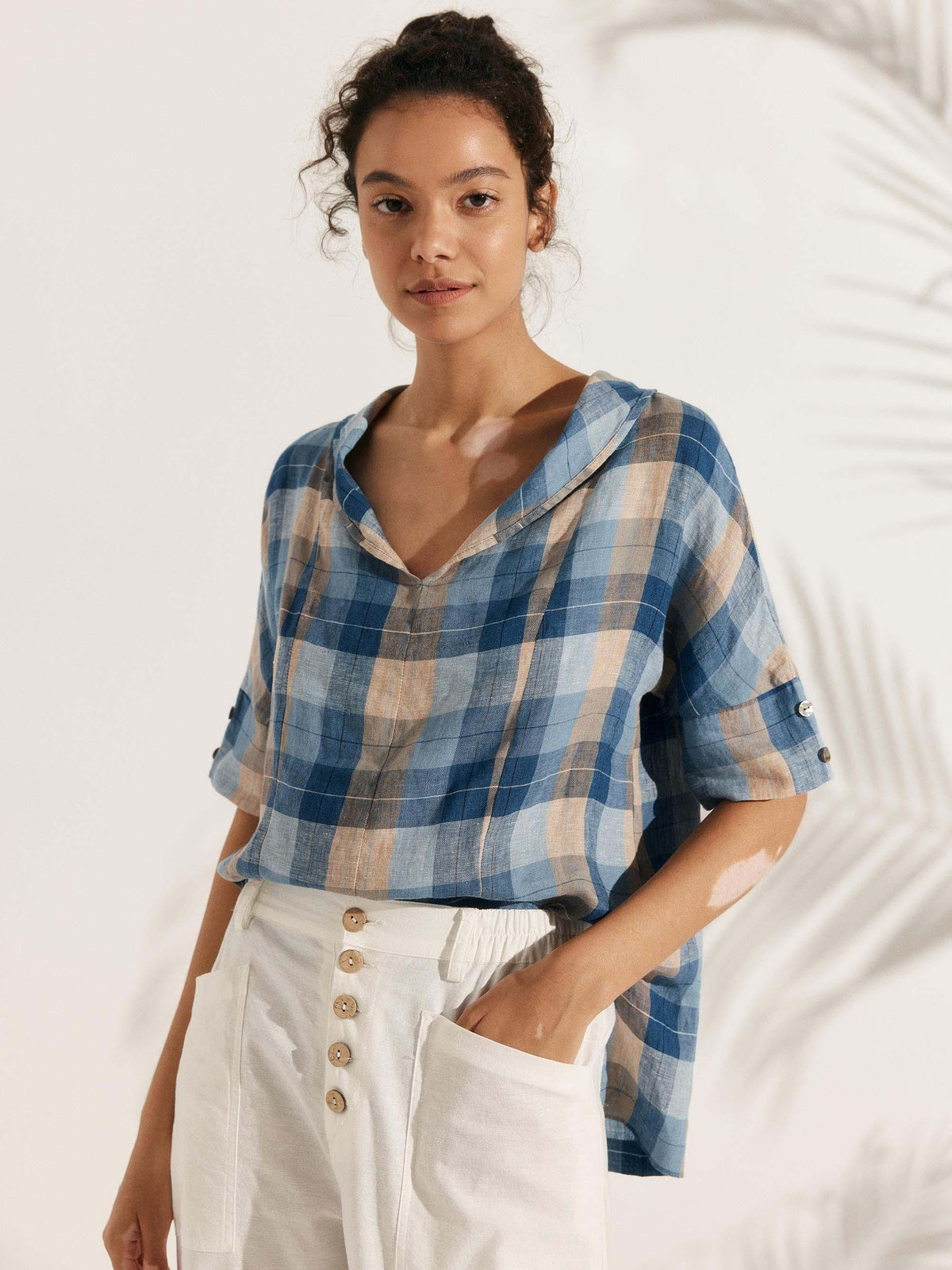 Camisa de lino con escote en V y manga corta