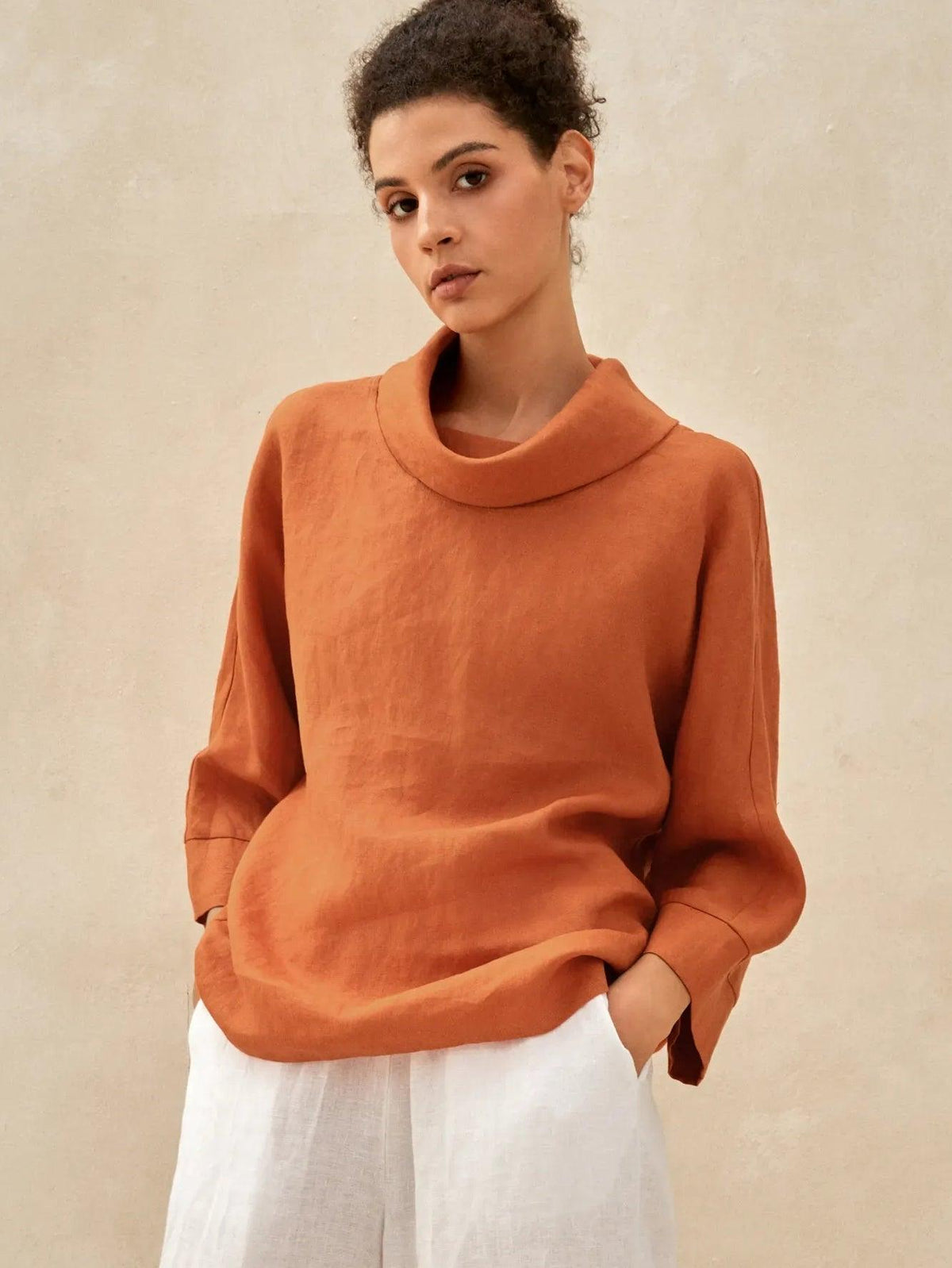 Top de lino con cuello doblado y mangas acampanadas