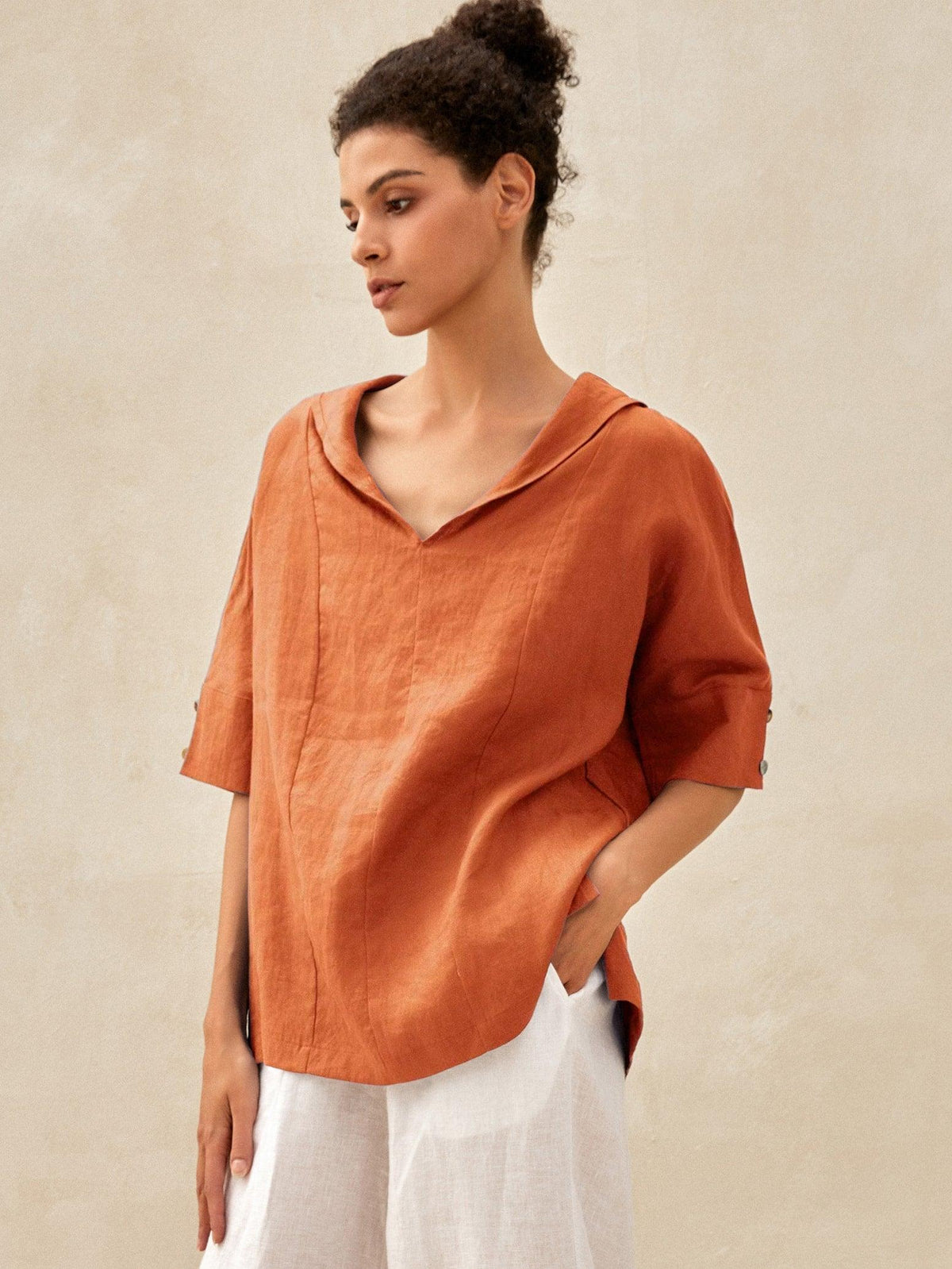 Camisa de lino con escote en V y manga corta