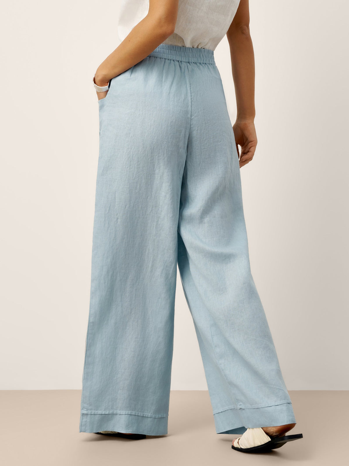 Pantalones relajados con pliegues