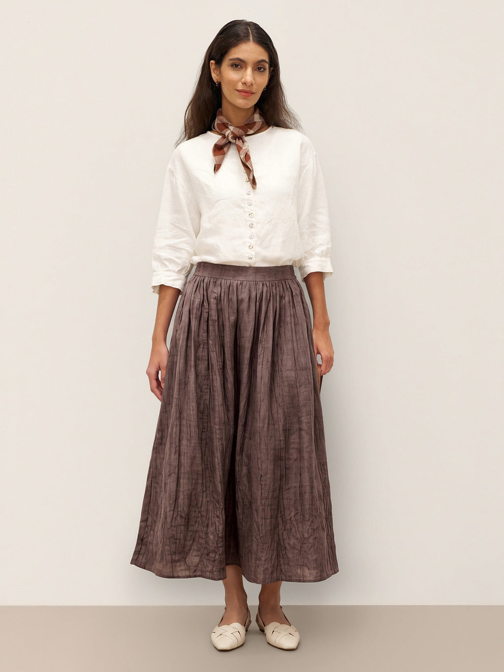 Blusa de lino puro con mangas abullonadas y espalda plisada