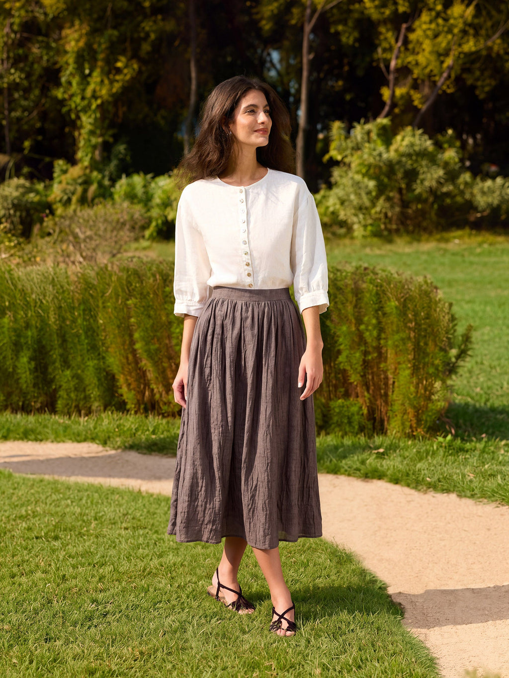 Blusa de lino puro con mangas abullonadas y espalda plisada