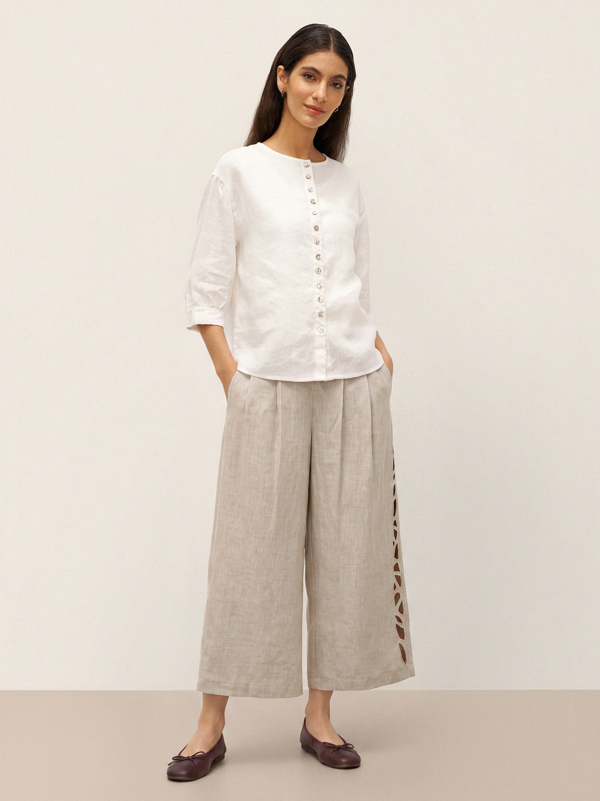 Blusa de lino puro con mangas abullonadas y espalda plisada