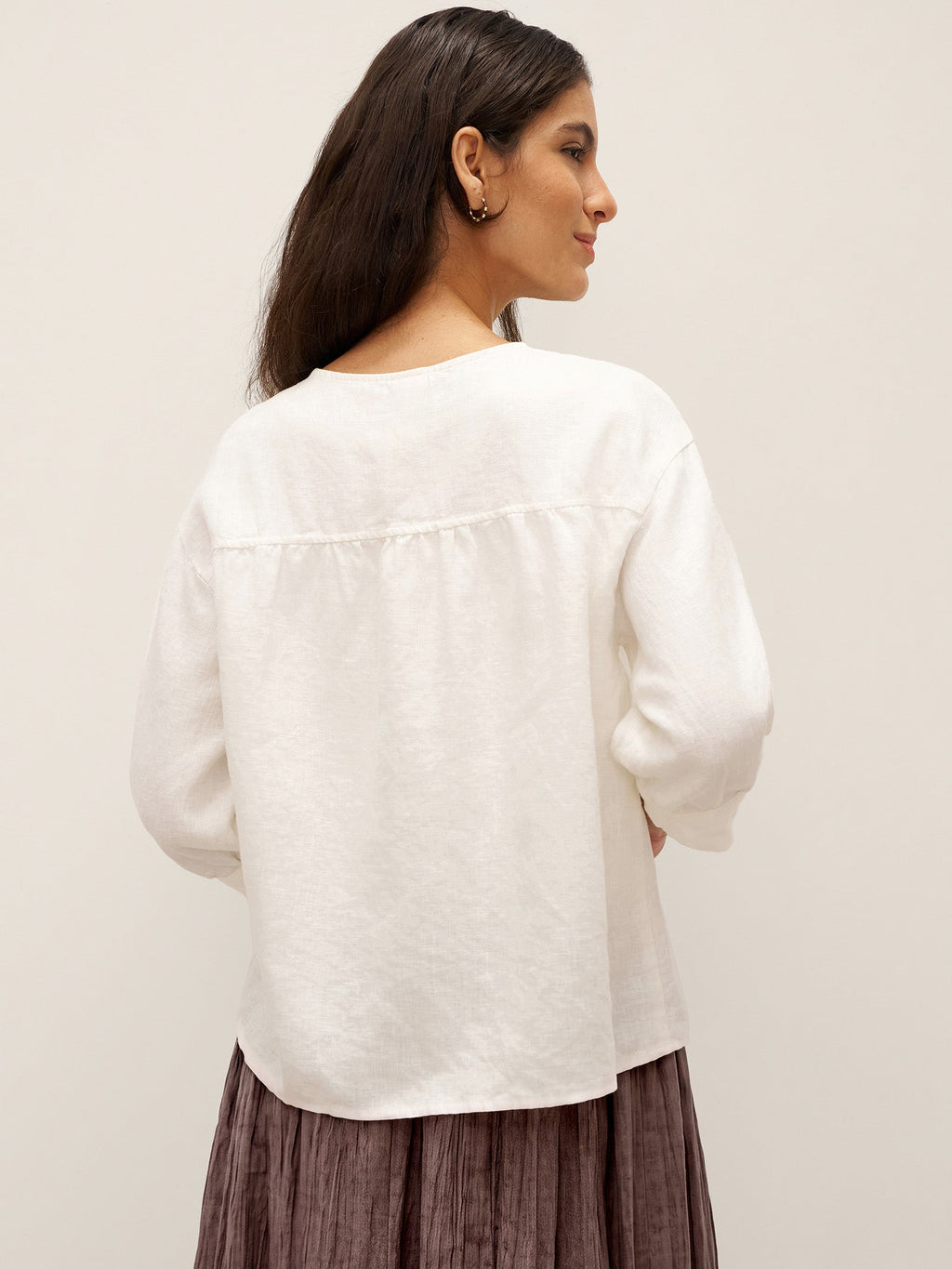 Blusa de lino puro con mangas abullonadas y espalda plisada