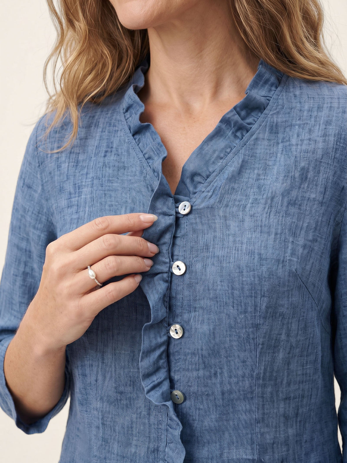 Camisa de lino con escote en V