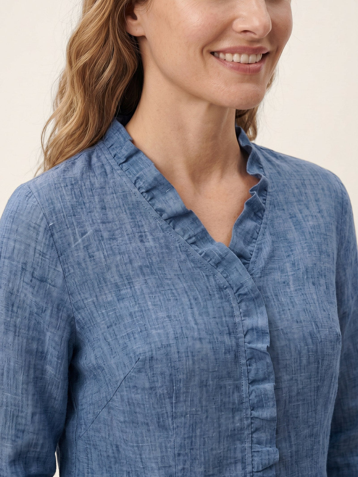 Camisa de lino con escote en V