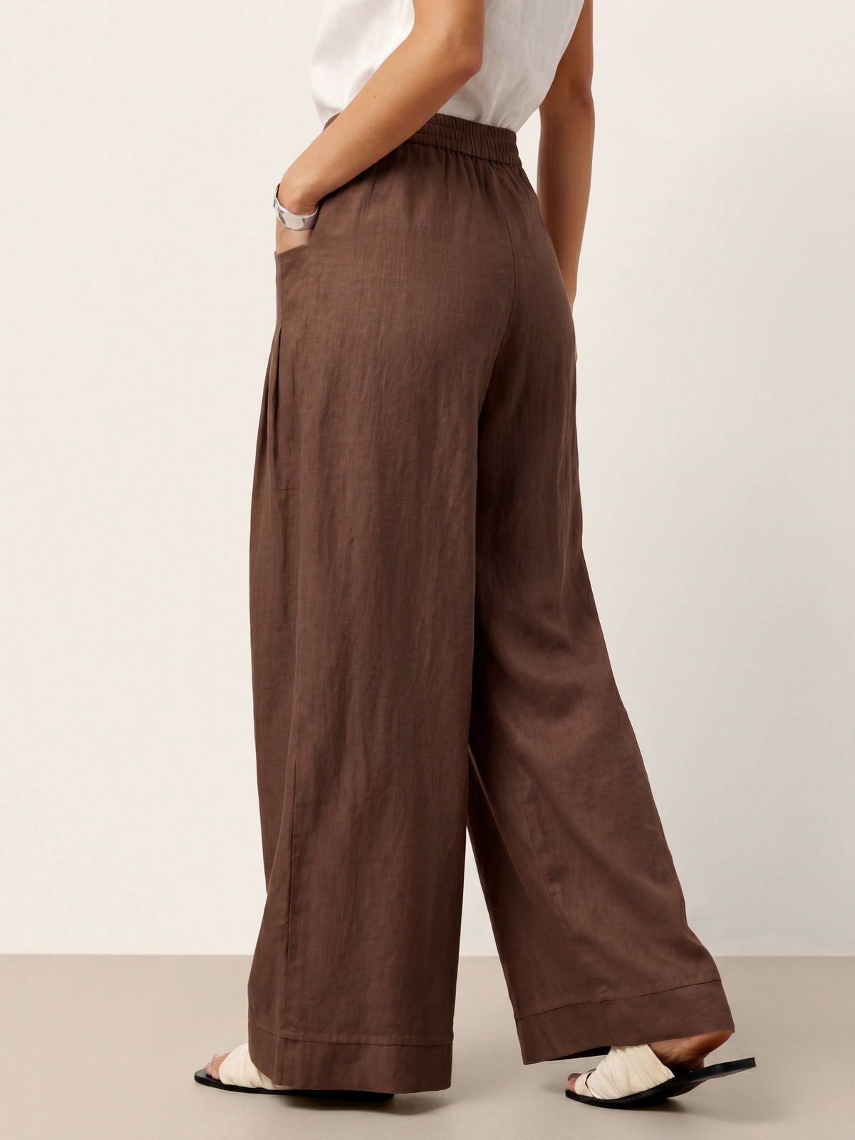 Pantalones relajados con pliegues