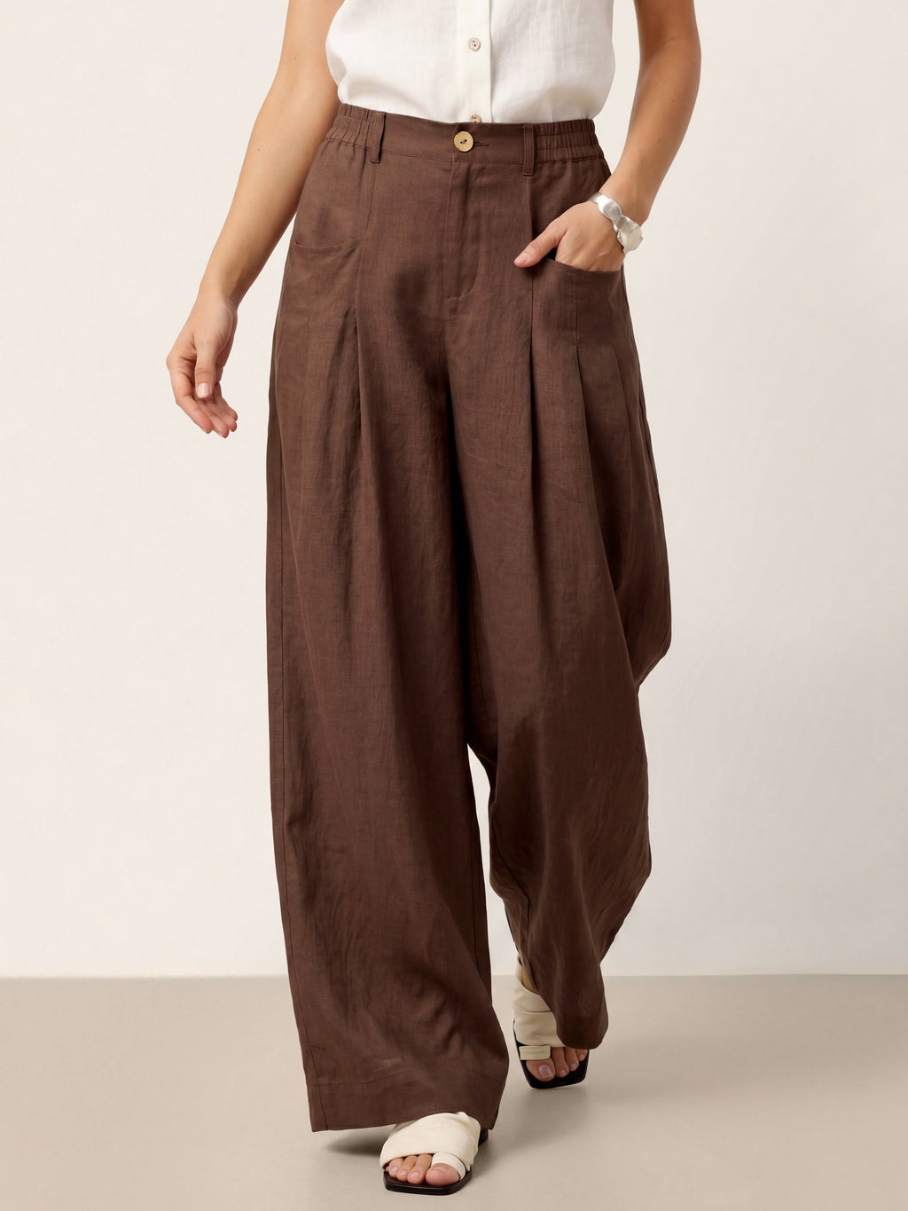 Pantalones relajados con pliegues