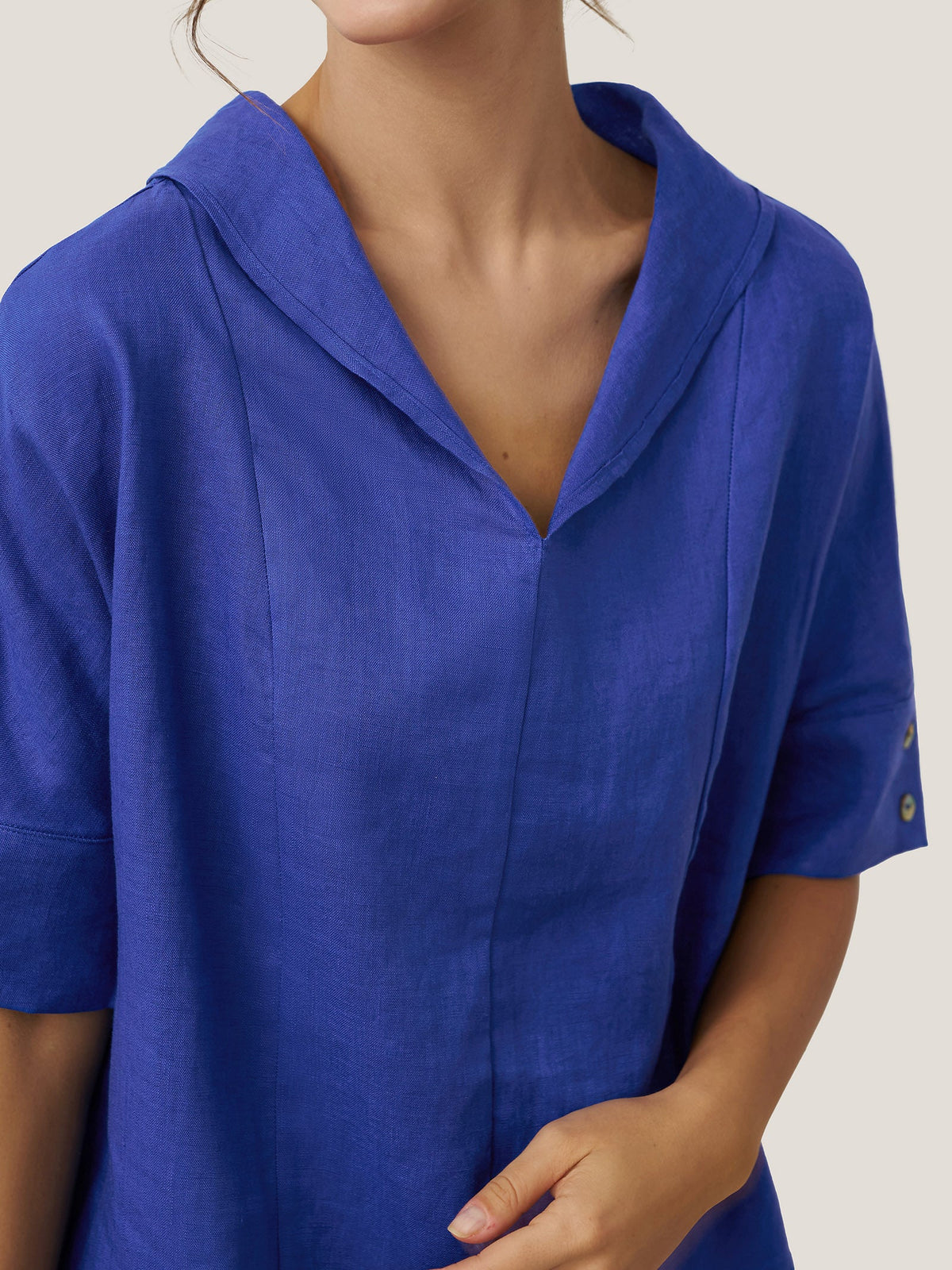 Camisa de lino con escote en V y manga corta