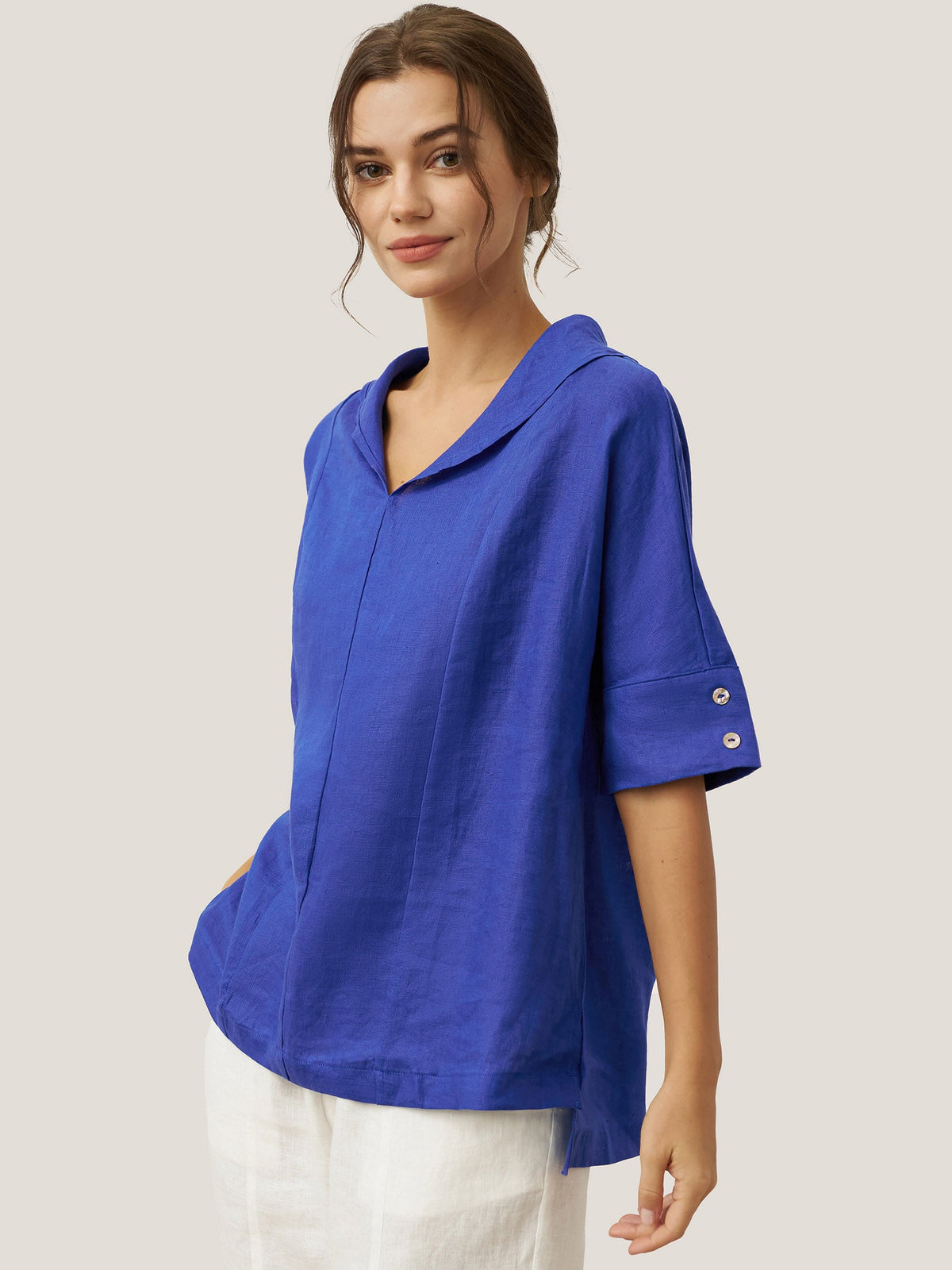 Camisa de lino con escote en V y manga corta