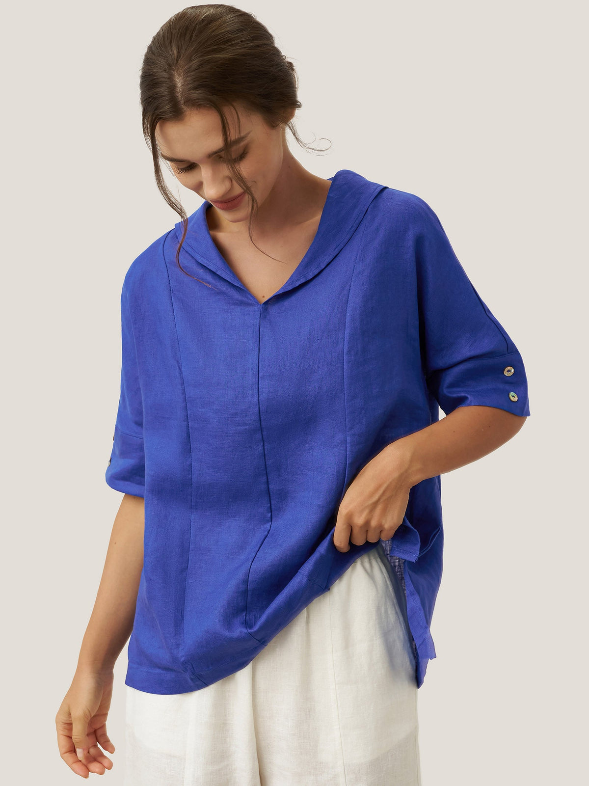 Camisa de lino con escote en V y manga corta