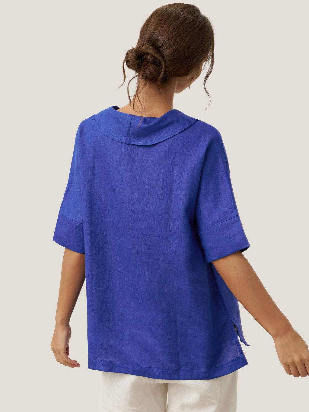 Camisa de lino con escote en V y manga corta