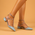 Tacones con tiras y tachuelas