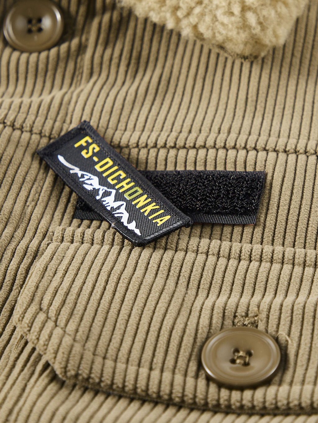 Jacke mit Knöpfen