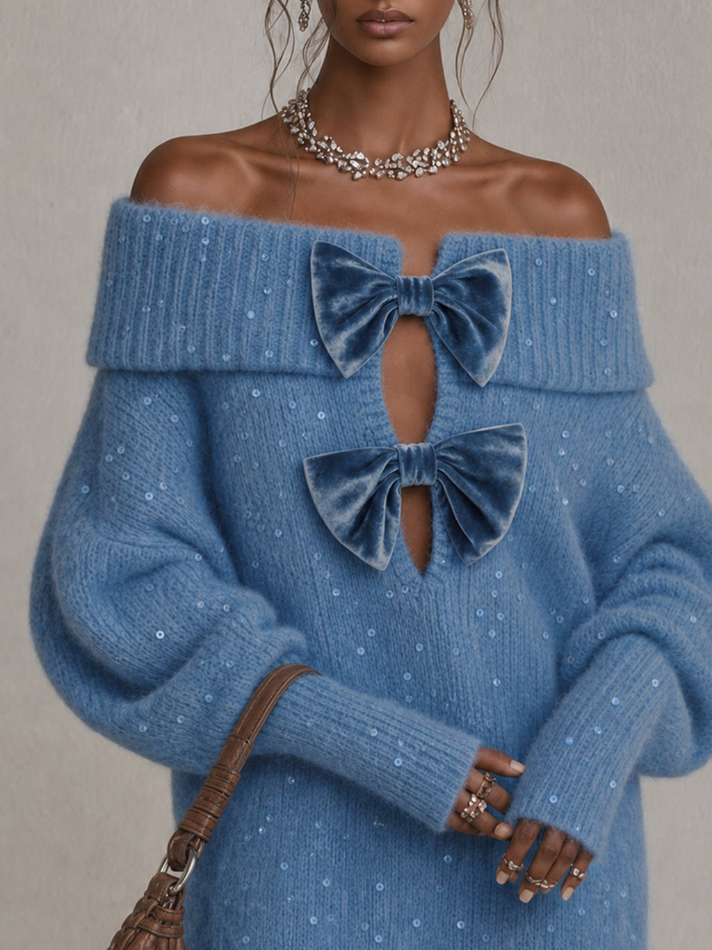 Blaues kurzes Strickkleid mit Pailletten, Carmen-Ausschnitt und Schleife