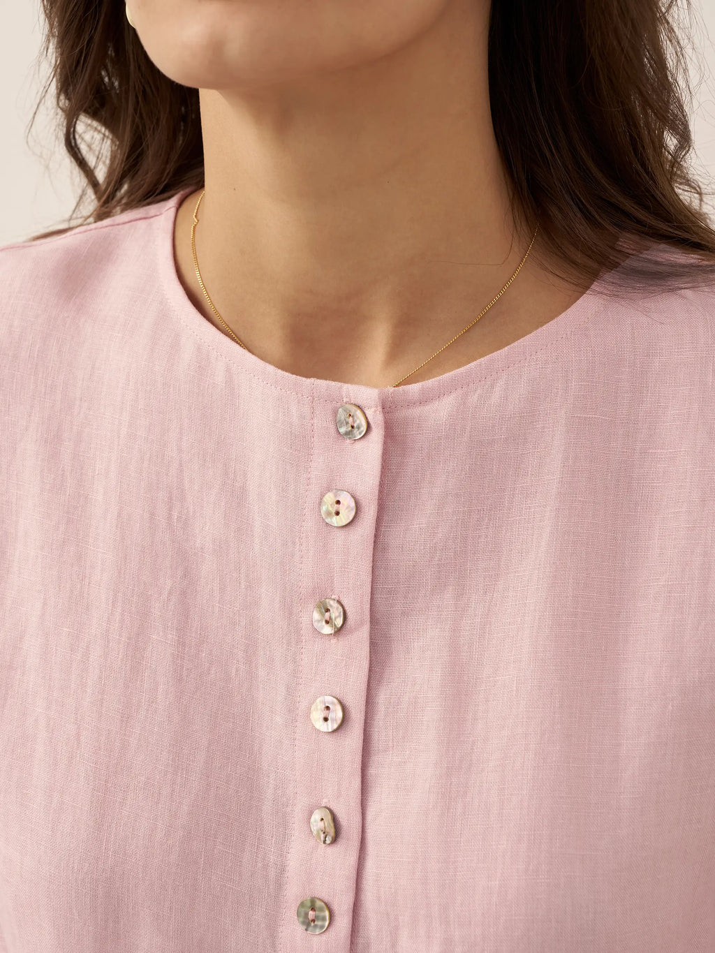 Blusa de lino puro con mangas abullonadas y espalda plisada