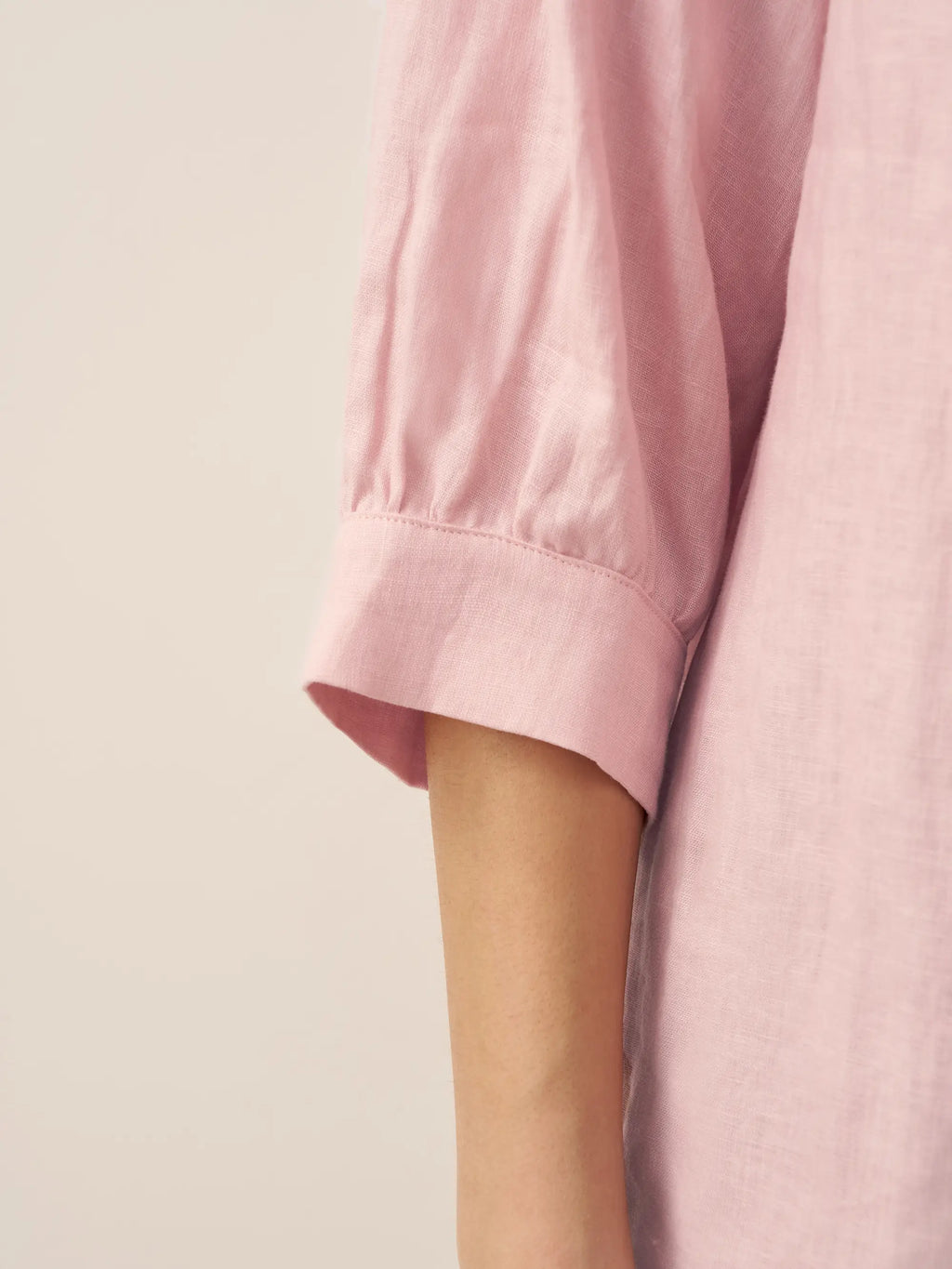 Blusa de lino puro con mangas abullonadas y espalda plisada