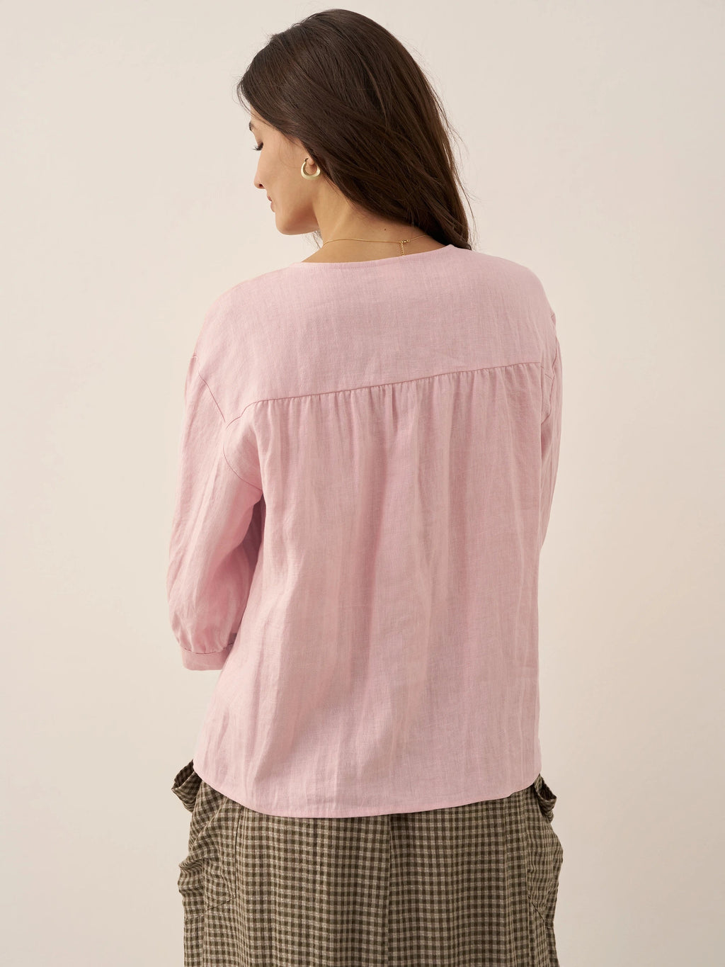 Blusa de lino puro con mangas abullonadas y espalda plisada