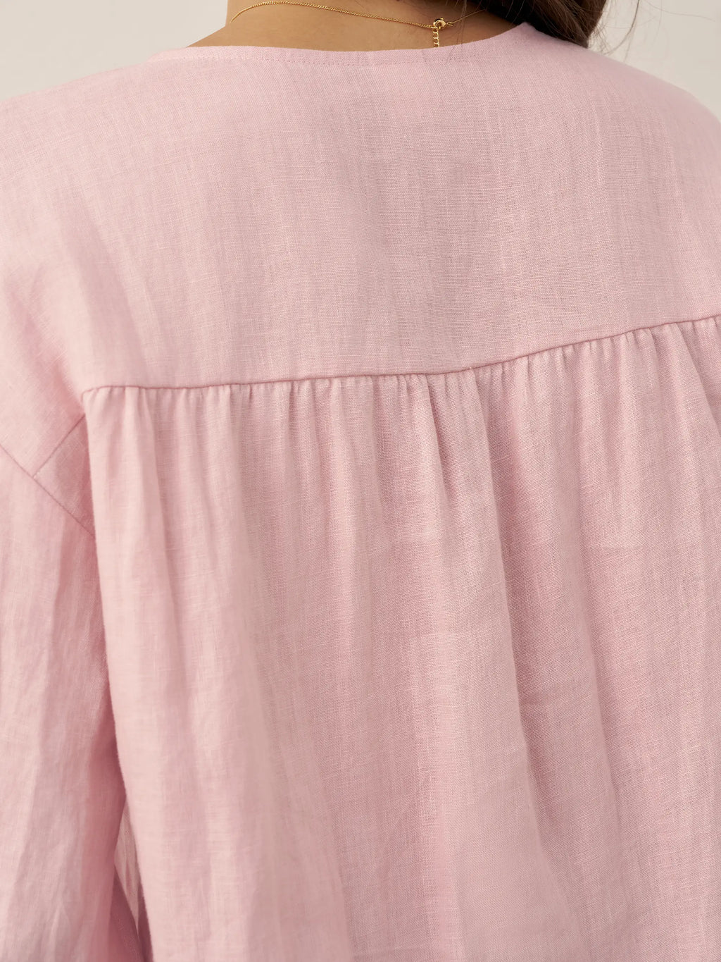 Blusa de lino puro con mangas abullonadas y espalda plisada
