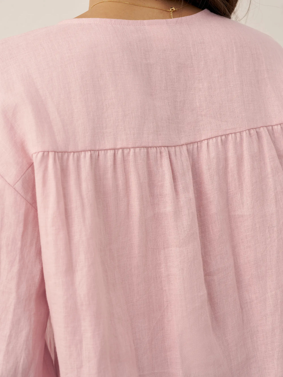 Blusa de lino puro con mangas abullonadas y espalda plisada