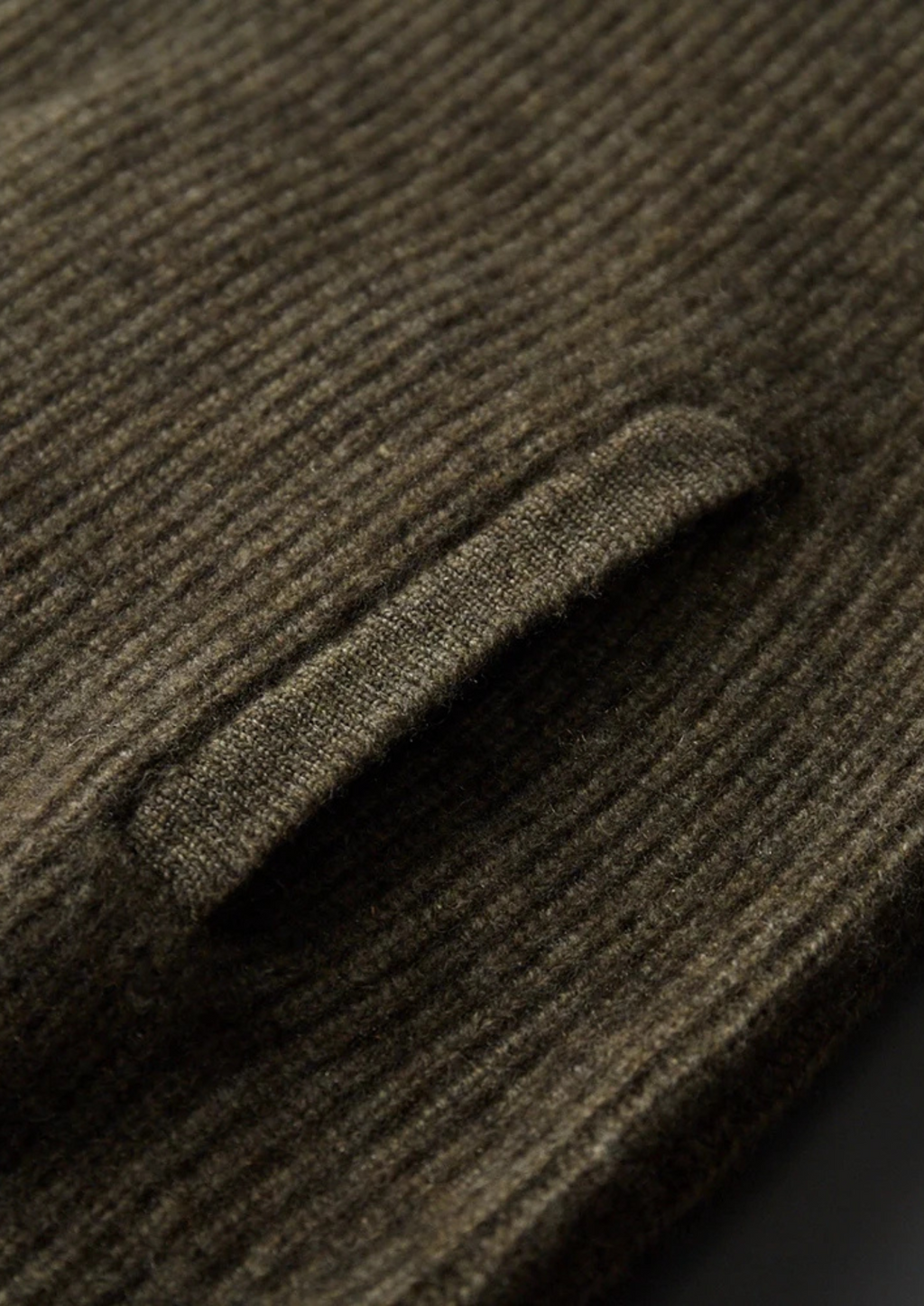 100% Jersey cachemir en canalé con cuello alto