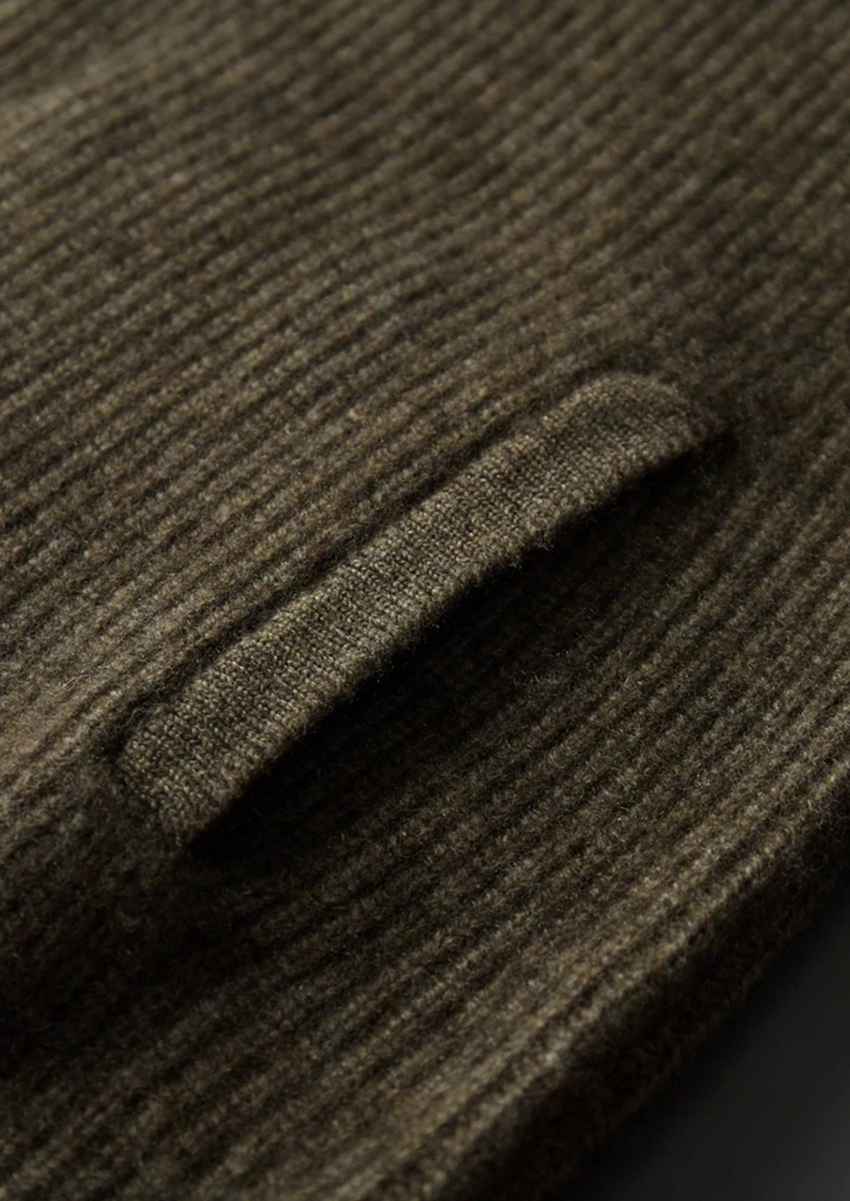 100% Jersey cachemir en canalé con cuello alto