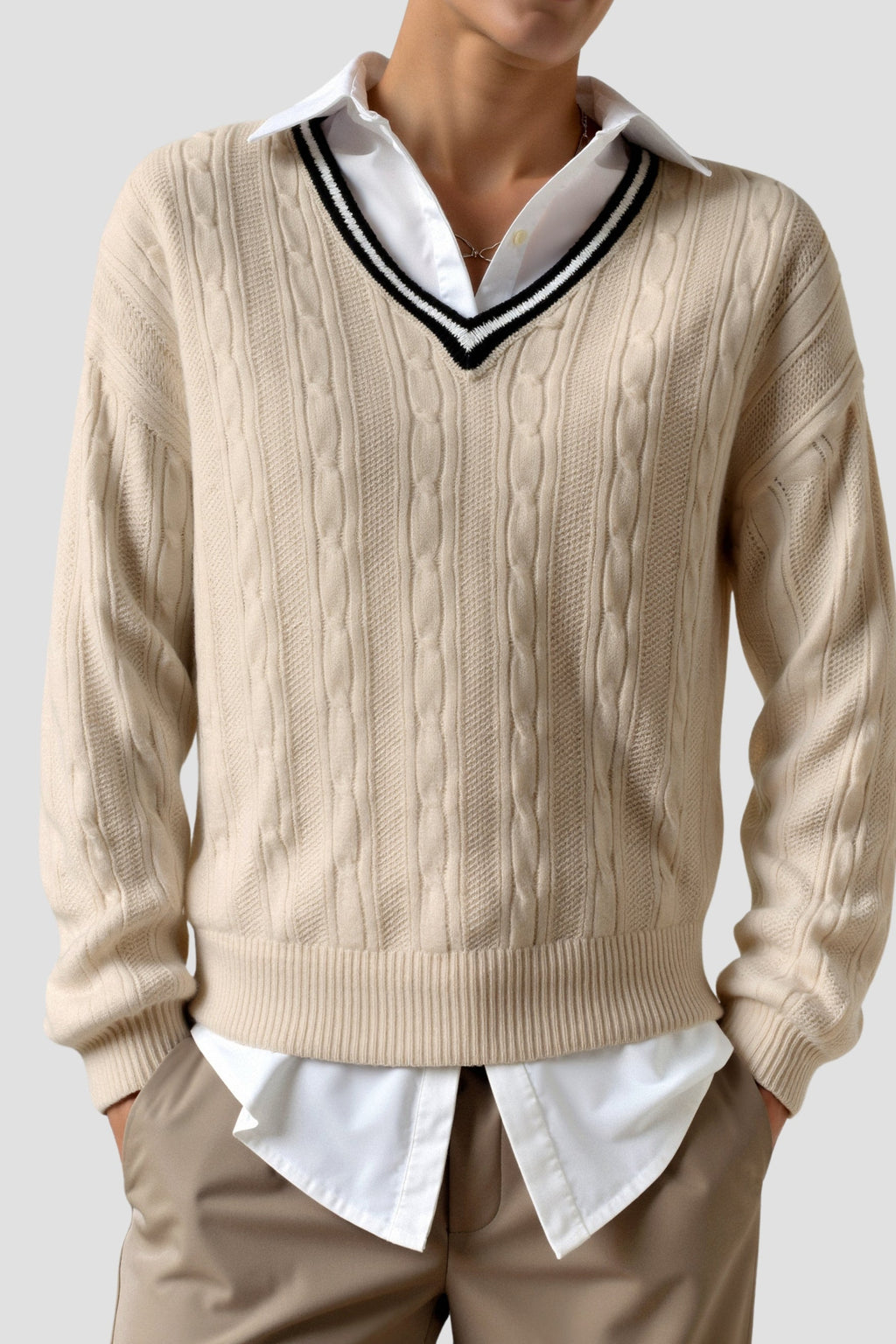 Jersey elegante de manga larga en punto de ochos con cuello en pico