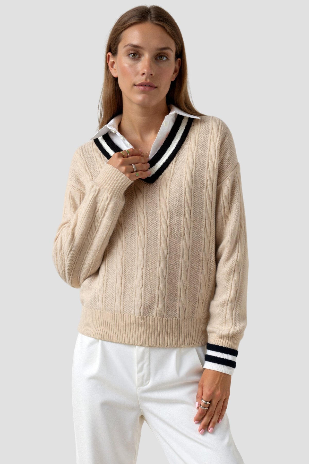 Jersey elegante de manga larga en punto de ochos con cuello en pico