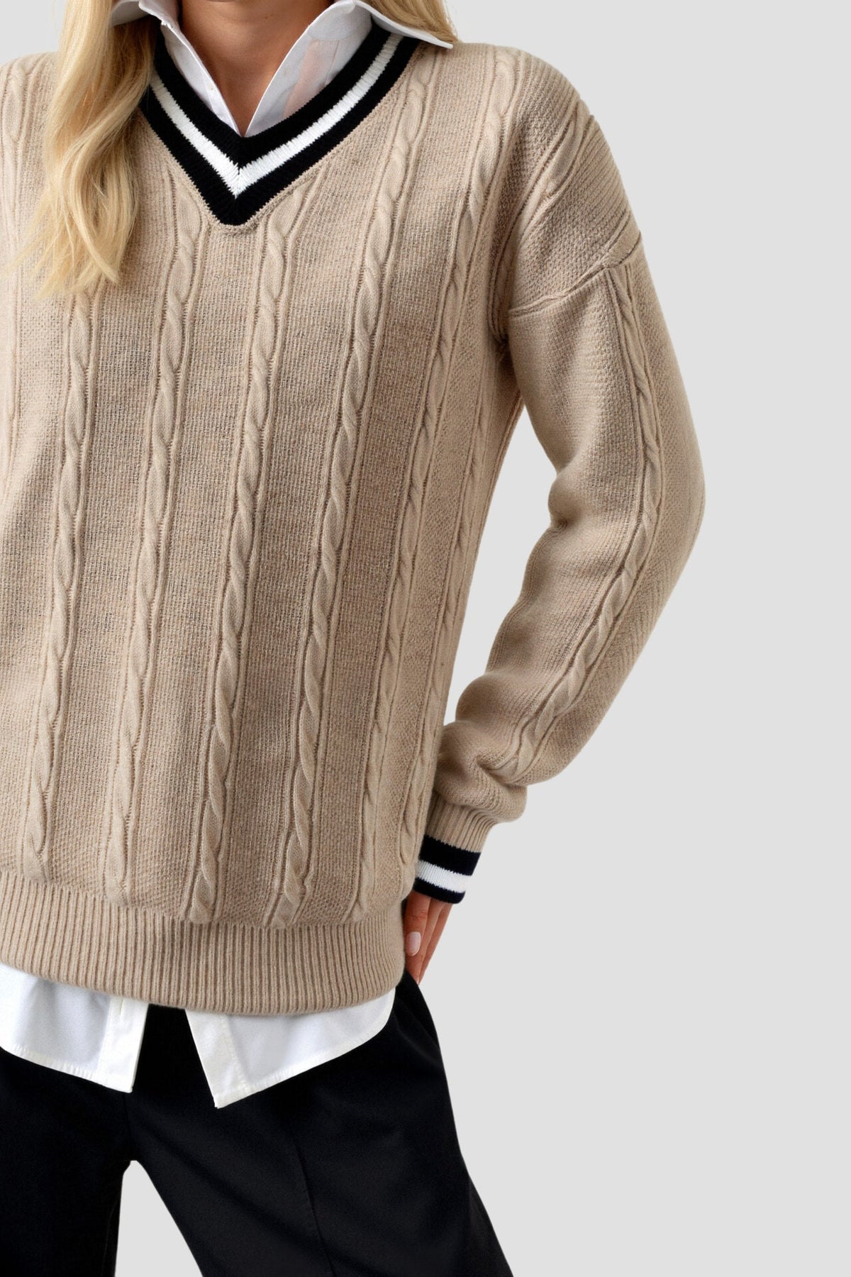 Jersey elegante de manga larga en punto de ochos con cuello en pico