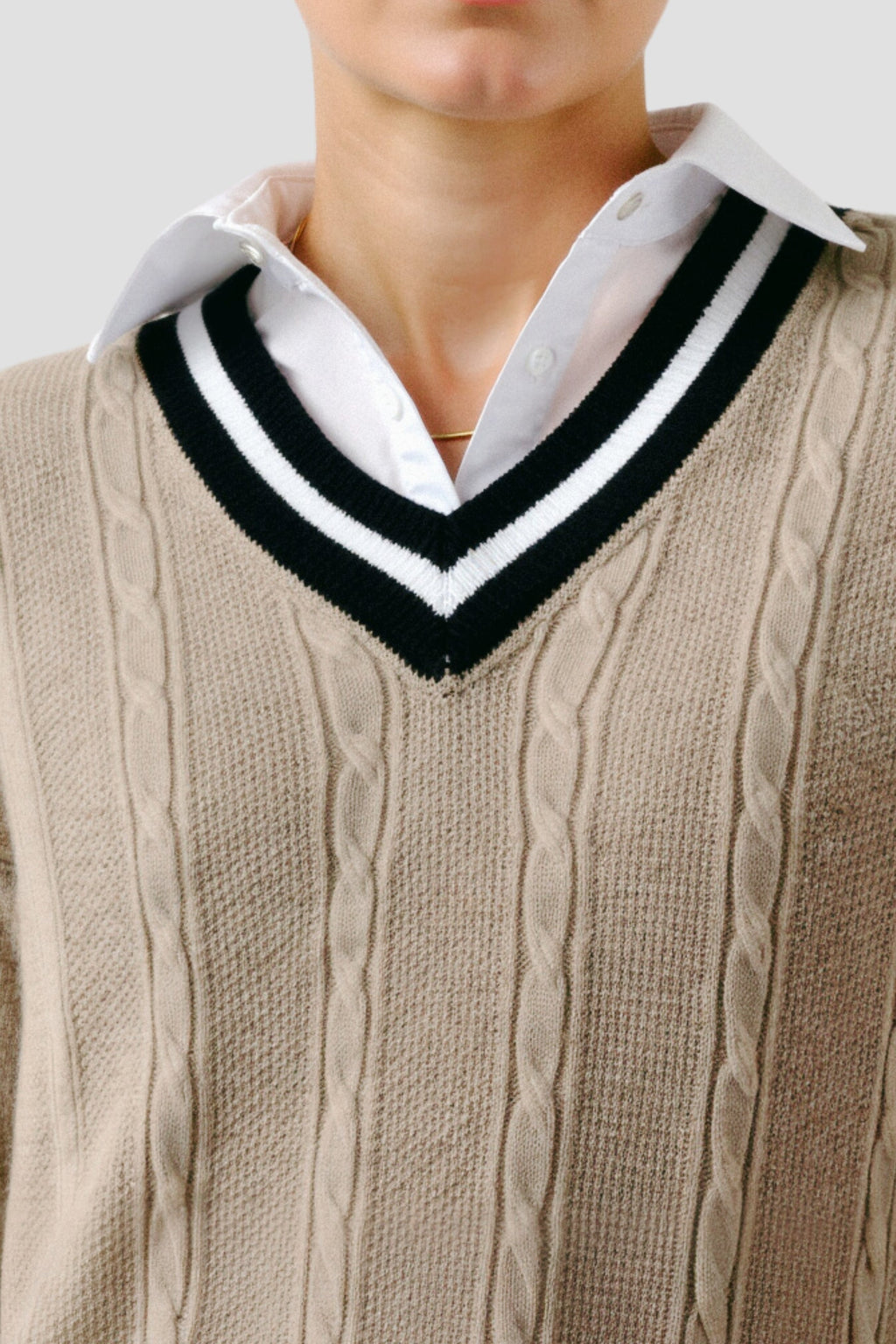 Jersey elegante de manga larga en punto de ochos con cuello en pico