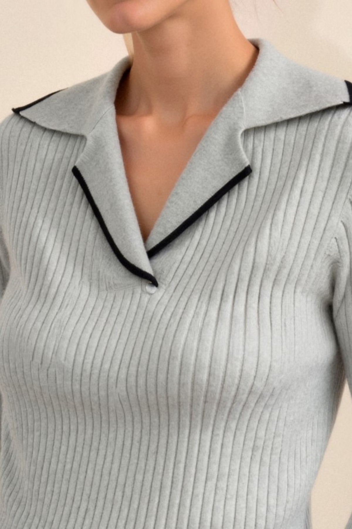 Jersey gris con cuello solapa