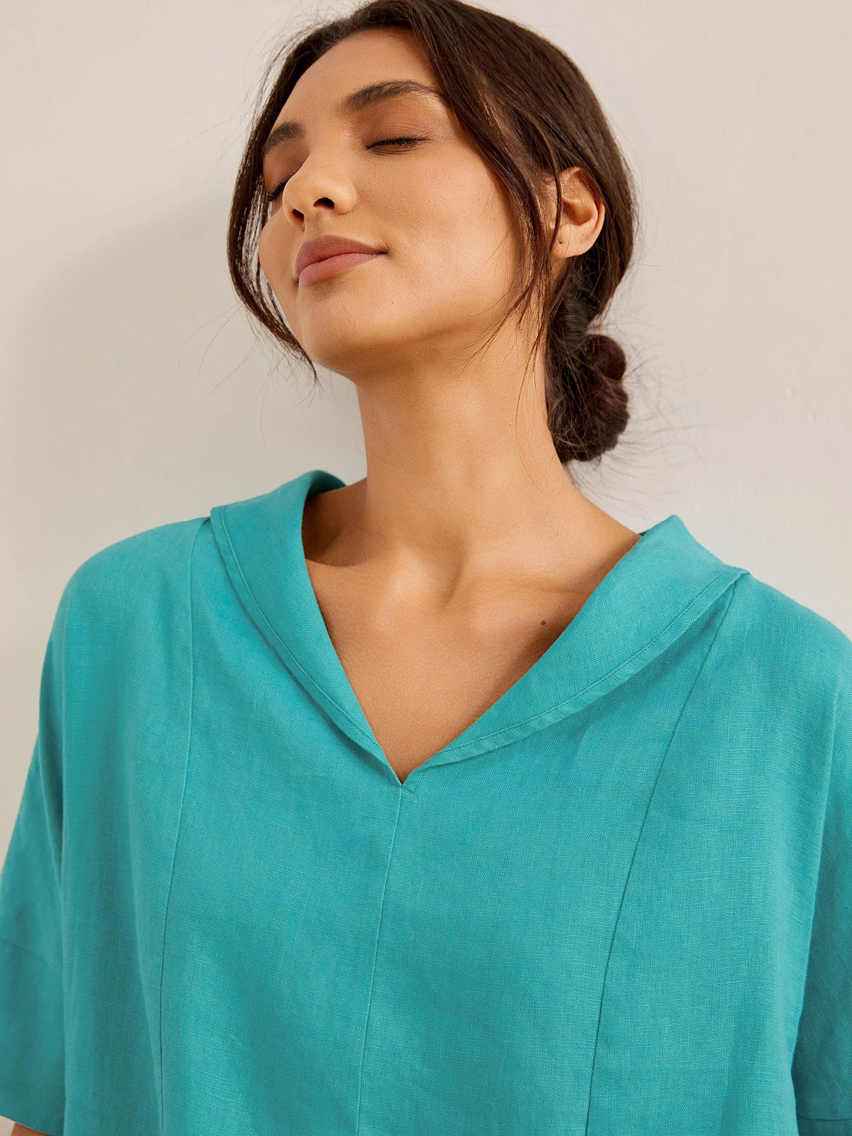 Camisa de lino con escote en V y manga corta