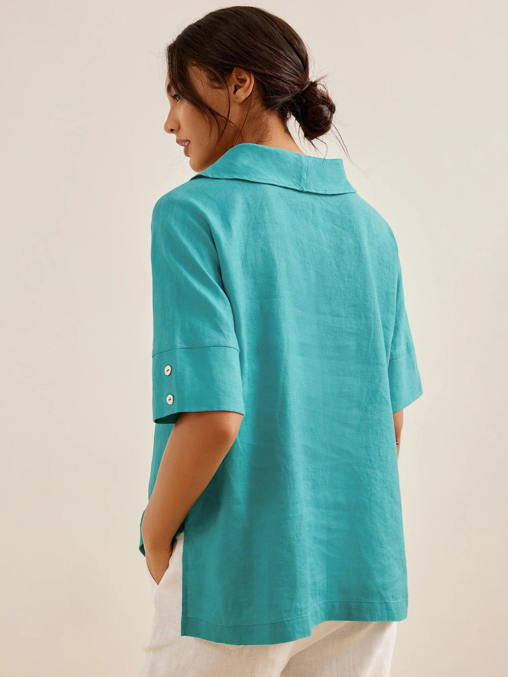 Camisa de lino con escote en V y manga corta