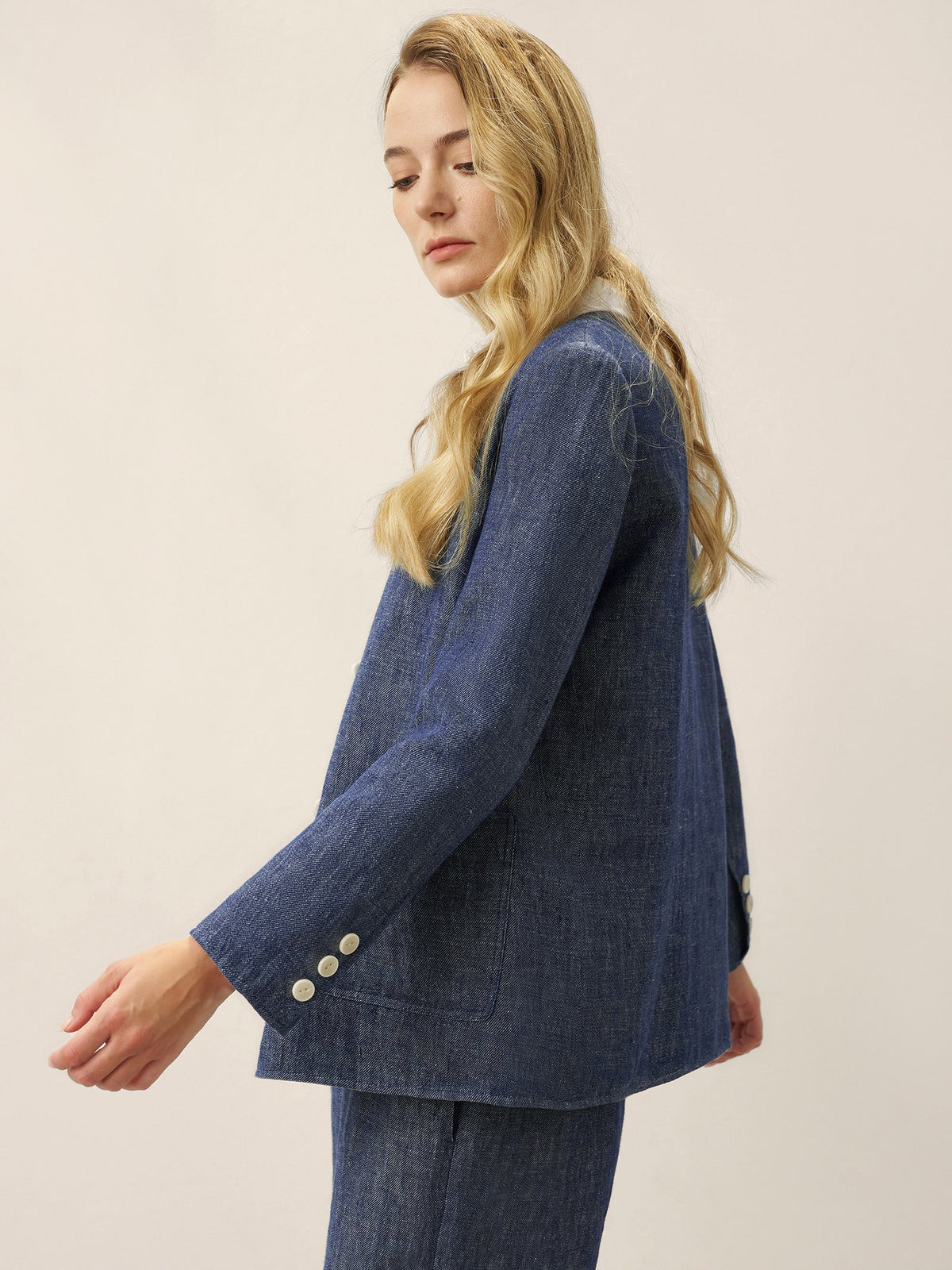 Chaqueta de lino reversible con textura denim y escote en V