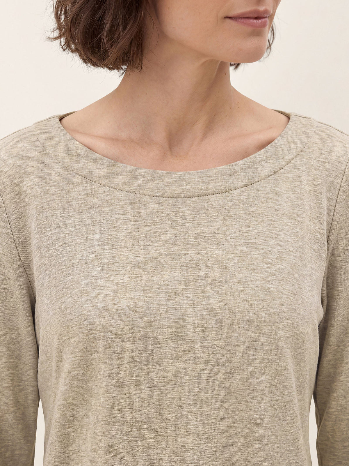 Top de punto en lyocell-lana con dobladillo asimétrico y botones laterales