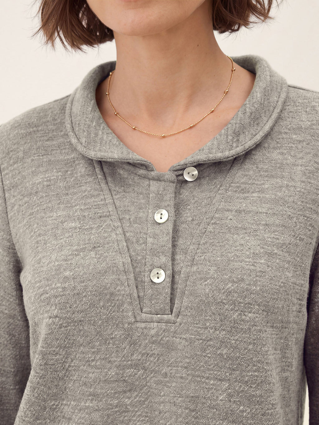 Top de punto con cuello Peter Pan en lyocell-lana y botones