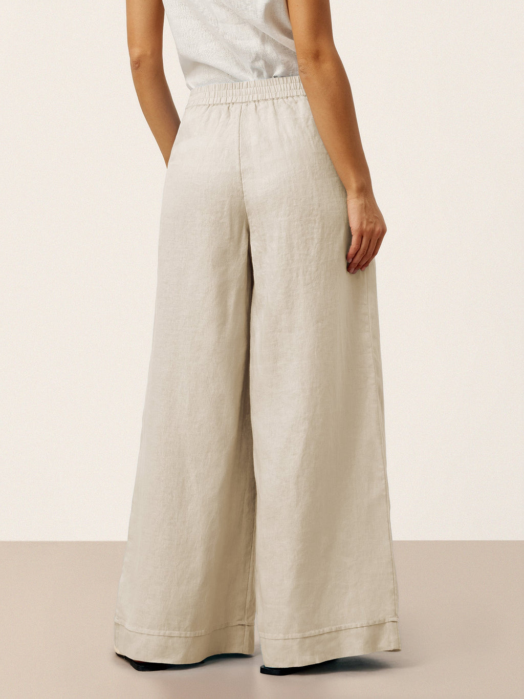 Pantalones relajados con pliegues