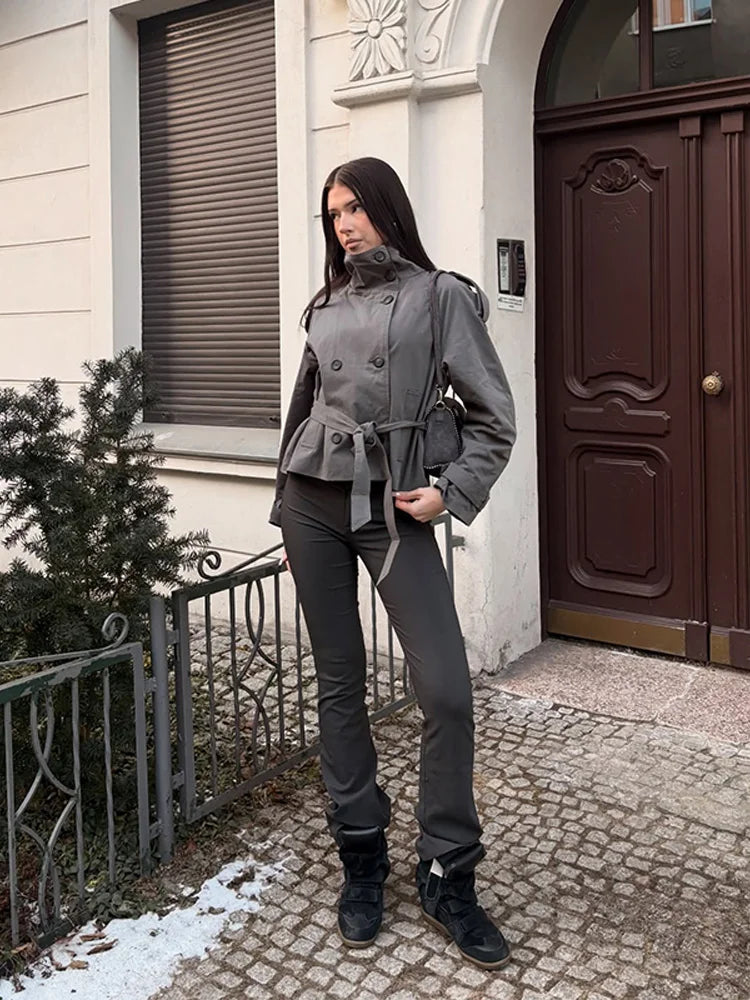 Abrigo de gabardina con cordones